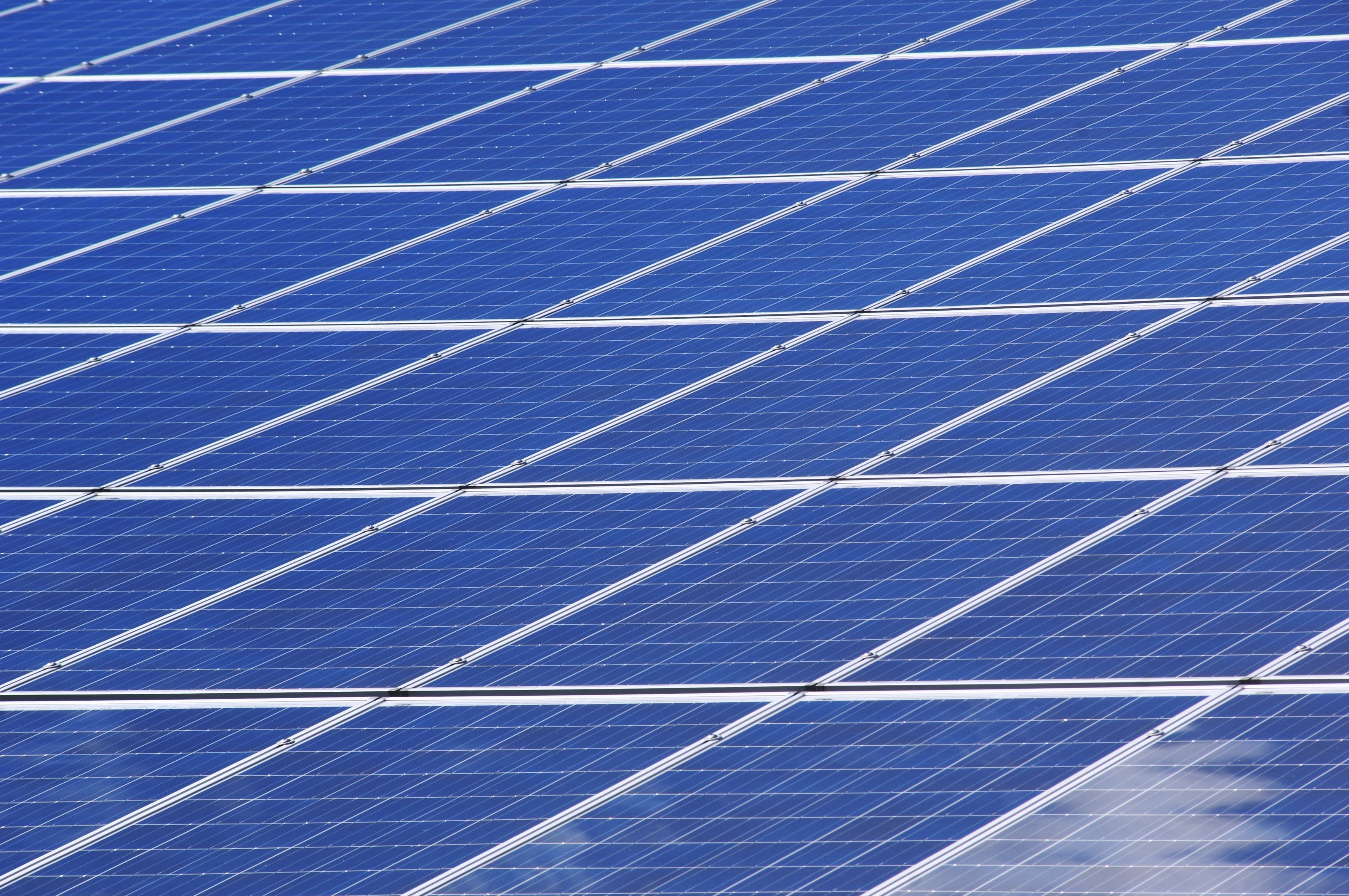 Panneaux solaires sur le toit de l’usine Moflash à Birmingham